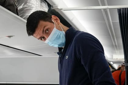 Novak Djokovic, a punto de sentarse en el avión que lo llevó de Dubái a Belgrado.