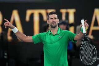 Novak Djokovic avanza a cuartos del Abierto de Australia tras retiro de Jakub Mensik