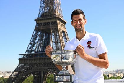 Novak Djokovic, ayer, posando con el trofeo de campeón del Abierto de Francia frente a la Torre Eiffel.