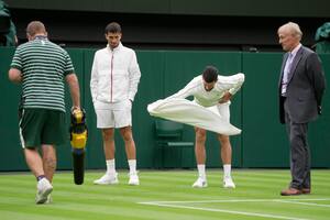 Djokovic le ganó a Cachin y lo elogió en el partido del "césped jabonoso" en Wimbledon
