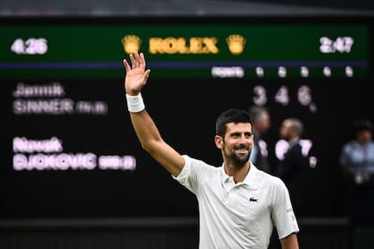 Novak Djokovic celebra el triunfo ante Jannik Sinner en las semifinales de Wimbledon 2023
