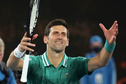 El clásico saludo de Novak Djokovic tras una victoria; el serbio, no del todo bien en su físico, afrontará uno de los octavos de final del Abierto de Australia, contra Milos Raonic.