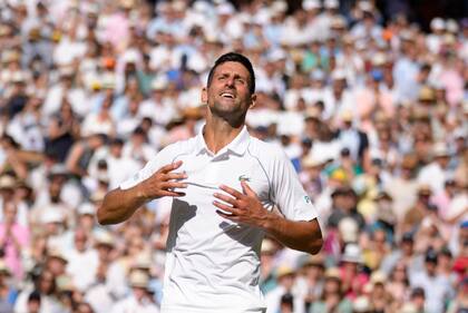 Novak Djokovic celebrando el título en Wimbledon, el 10 de julio pasado 