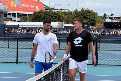 Novak Djokovic con el argentino Federico Gómez, en Miami; el serbio fue una de las figuras del tour que se acercó a ayudarlo