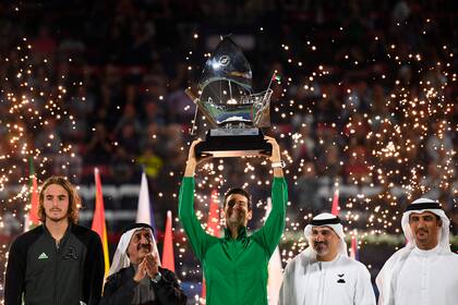 Novak Djokovic con el trofeo de campeón de Dubai 2020, tras vencer en la final a Stefanos Tsitsipas. 