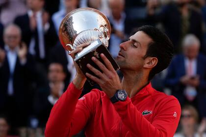 Novak Djokovic con el trofeo de Roma, en mayo pasado, tras vencer a Stefanos Tsitsipas.
