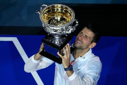 Novak Djokovic con el trofeo Norman Brookes tras vencer a Stefanos Tsitsipas; el serbio mantiene un legado intachable en la historia del deporte