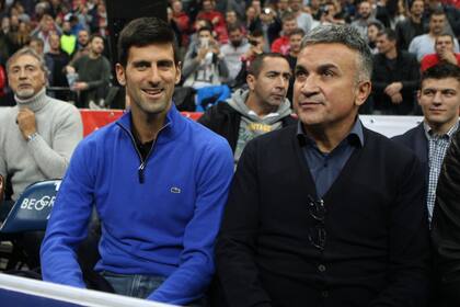 Novak Djokovic con su padre, Srdjan, que dio a conocer una polémica opinión acerca de Federer