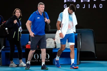 Novak Djokovic cuando recibió atención médica