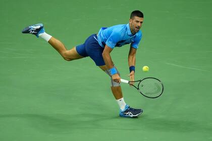 Novak Djokovic devuelve el envío ante Radu Albot, en su presentación