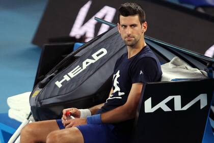 Novak Djokovic, durante una sesión de práctica para el Open australiano; su participación quedó en duda
