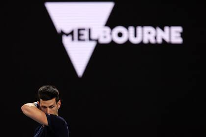 Novak Djokovic durante uno de los pocos entrenamientos que pudo hacer en el Abierto de Australia antes de ser deportado.