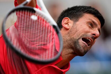 Novak Djokovic, el campeón defensor; las condiciones de la noche asoman más favorables para el serbio