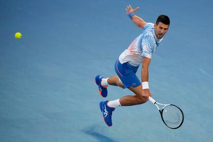 Novak Djokovic en acción en la semifinal ante Tommy Paul
