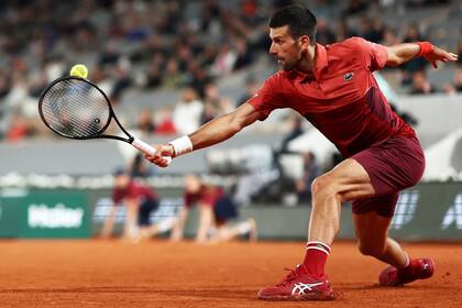 Novak Djokovic, en su triunfo ante Lorenzo Musetti, que terminó de madrugada en París: busca su 25° título de Grand Slam