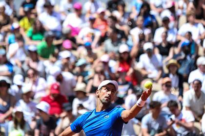 Novak Djokovic, ensayando en Roland Garros: el serbio buscará su 23° trofeo de Grand Slam