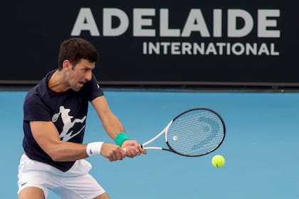 Novak Djokovic entrenándose en Adelaida antes de debutar, la semana próxima, en el ATP 250 de esa ciudad australiana