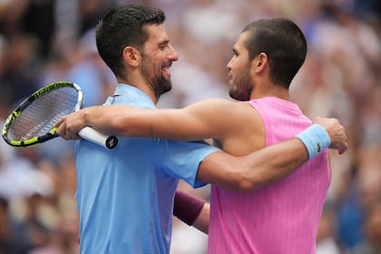 Novak Djokovic felicita a Carlos Alcaraz tras su duelo de semifinales