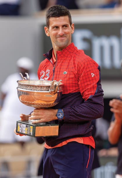 Novak Djokovic, feliz con la Copa de los Mosqueteros. “Este torneo es el más difícil de ganar para mí. Llegar a ganar veintitrés títulos (de Grand Slam) es algo soñado, increíble. He sido bendecido con todo lo logrado”, confesó minutos después del partido ante Ruud.
