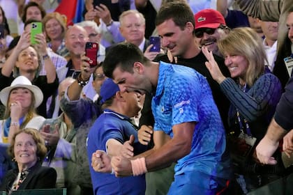 Novak Djokovic festeja con su gente el triunfo en el primer Grand Slam de la temporada 2023