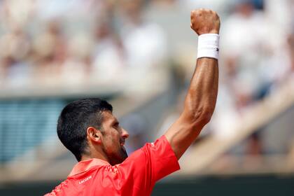 Novak Djokovic festeja tras ganar un punto durante el partido por las semifinales de Roland Garros ante el español Carlos Alcaraz