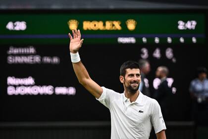 Novak Djokovic gana y saluda, como casi siempre, sobre todo en Wimbledon.