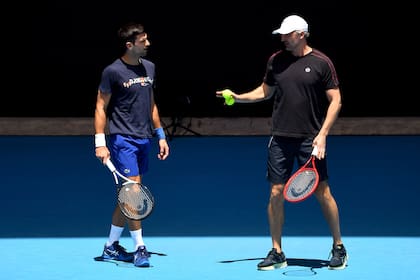 Novak Djokovic habla con su coach, el croata Goran Ivanisevic