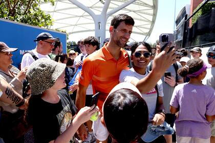 Novak Djokovic, interactuando con el público australiano tras su partido de dobles en el ATP de Adelaida