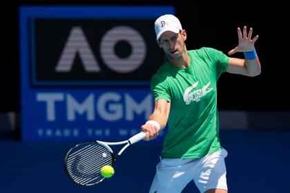 Novak Djokovic, monarca vigente del Abierto de Australia, practica en Melbourne