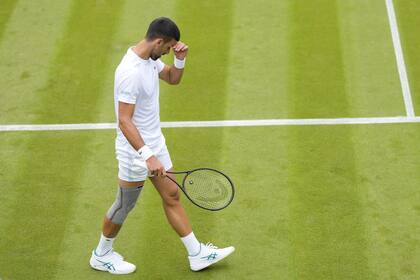 Novak Djokovic, pensativo, con el aparatoso vendaje preventivo que luce para proteger la rodilla derecha