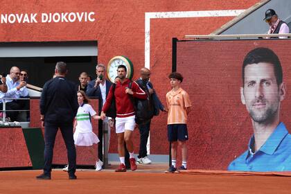 Novak Djokovic pisando el Philippe-Chatrier