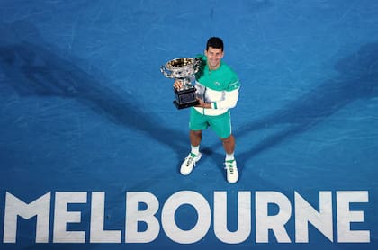 Novak Djokovic posa con la copa de campeón del Abierto de Australia 2021; el serbio generó controversia