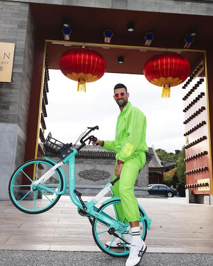Novak Djokovic posó desde una bicicleta en Shanghái (Foto/Instagram: @djokernole)