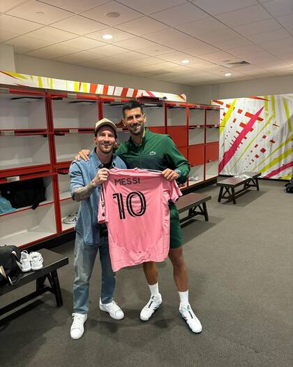 Novak Djokovic quedó sorprendido con el gesto de Lionel Messi, quien llevó a toda su familia a la tribuna del deportista serbio para alentarlo