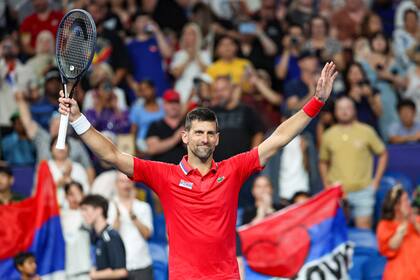 Novak Djokovic recibe los aplausos tras su victoria sobre Zhang Zhizhen en la United Cup en Perth 