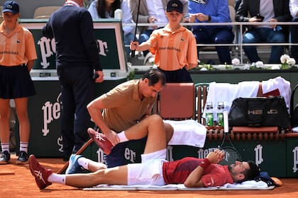 Novak Djokovic recibiendo tratamiento del fisioterapeuta 