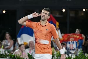 Djokovic en Adelaida: echó a su hermano, salvó un match point, ganó el título y lanzó una fuerte advertencia