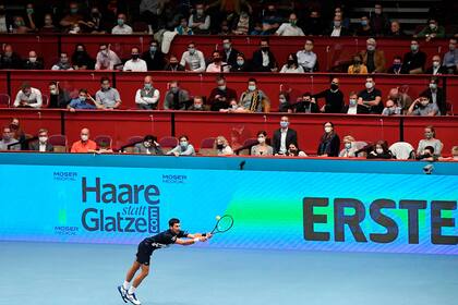 Novak Djokovic se defiende, pero no puede: fue eliminado del ATP de Viena.