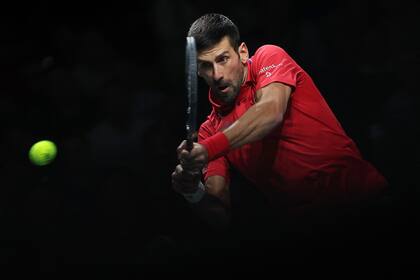 Novak Djokovic tuvo tres oportunidades para cerrar la serie ante Jannik Sinner, pero el italiano revirtió la historia y le ganó el singles en tres sets.