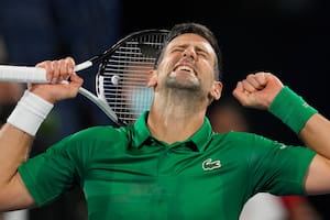 Novak Djokovic volvió al circuito después de tres meses y festejó en su debut en el torneo de Dubai