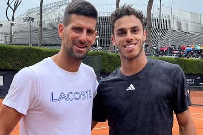 Novak Djokovic y Francisco Cerúndolo, juntos en un entrenamiento
