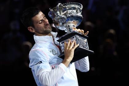 Novak Djokovic y la copa de campeón del Australian Open; el serbio no pudo ingresar a Estados Unidos para jugar en indian Wells