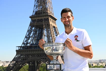 Novak Djokovic y la Copa de los Mosqueteros se reencontraron en 2021; ahora no está claro si el serbio podrá volver a disputarla este año.
