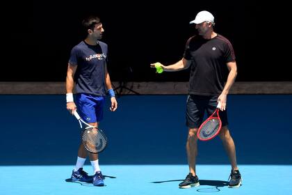 Novak Djokovic y su coach, Goran Ivanisevic, durante una práctica en el Melbourne Park, de cara al Australian Open que finalmente no pudo jugar
