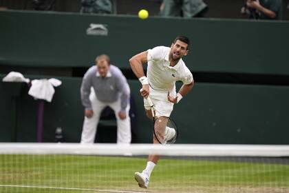 Novak Djokovic y un saque, durante el partido de semifinales de Wimbledon ante el italiano Jannick Sinner