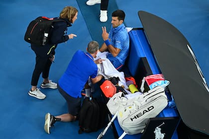 Novak Djokovic y una de las veces que fue atendido por el médico en el Australian Open: aquí, ante Grigor Dimitrov, en la tercera ronda