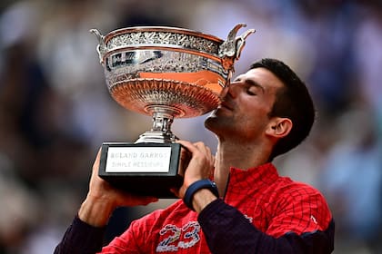 Novak Djokovic y una postal que regresó a París, con la Copa de los Mosqueteros