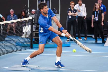 Novak Djokovic y una prueba con el bate de cricket, uno de los deportes más populares en Australia