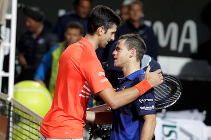 El saludo entre Novak Djokovic y Diego Schwartzman; fue en la semifinal del torneo de Roma 2019, con victoria del serbio en tres parciales