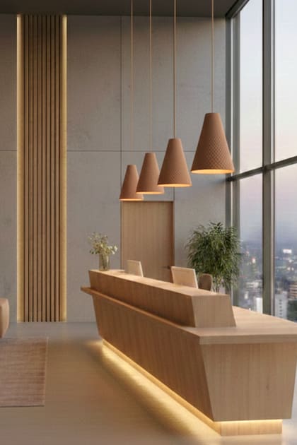 Novedad 2026. Ledluks lanzó 'Flora', una línea pensada para hotelería. Está fabricada a partir de PLA (ácido poliláctico) con un 40% de fibras de madera recicladas e impresa en 3D.